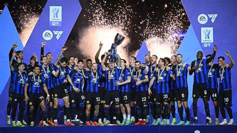 L Inter Vince La Supercoppa Italiana La Foto Con Il Trofeo Alfredo