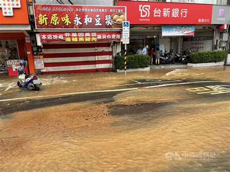 桃園龍潭自來水管爆裂 停水9千餘戶搶修至晚間 生活 中央社 Cna