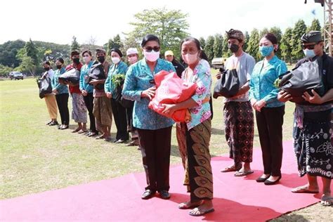 Pasar Rakyat TP PKK Berbelanja Dan Berbagi Digelar Di Lapangan