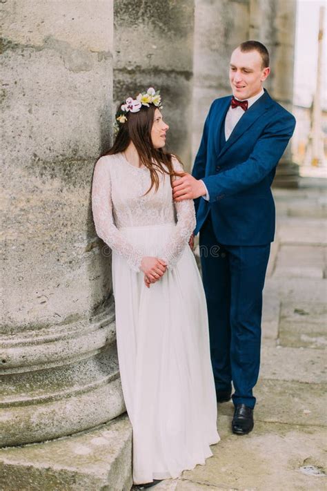 Pares Jovenes De La Boda Que Llevan A Cabo Suavemente Las Manos Cascada