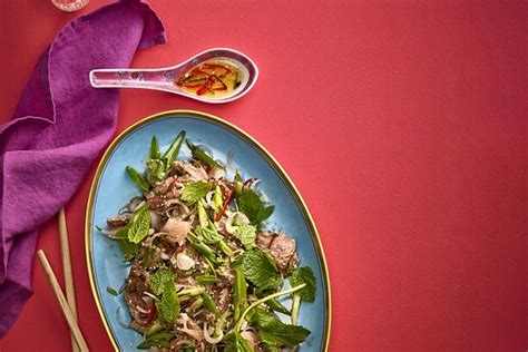 Thai Rindfleisch Salat Mit Minze Und Koriander Waterfall Beef Salad