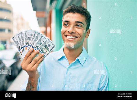 Un Jeune Latino Souriant Se R Jouit De Tenir Des Billets De Banque En