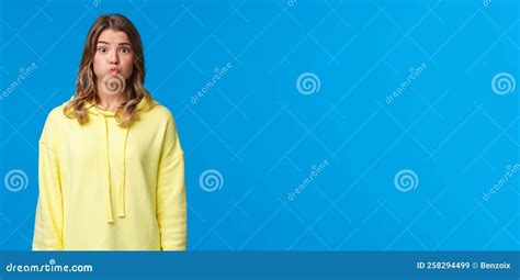 Domme En Schattige Blonde Vrouwtjes Houden Haar Adem In Omdat Ze Beloofd Hebben Dat Ze Zwijgt En