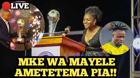 Video Utacheka Mke Wa Mayele Alivyotetema Mbele Ya Tuzo Ya Mume Wake