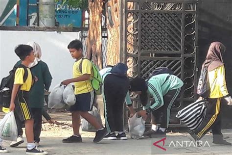 Gerakan Pungut Sampah Oleh Para Siswa Warnai Hari Lingkungan Hidup