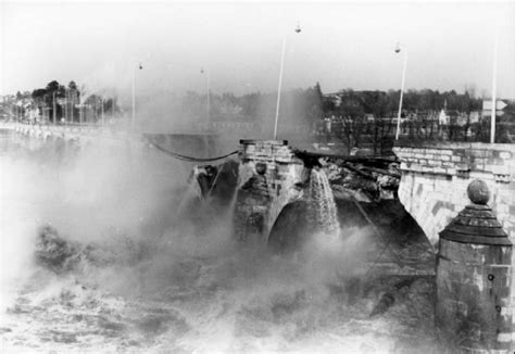 L effondrement du Pont Wilson à Tours en 1978 Photographie A