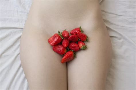 Strawberries Nudes FoodOnGirls NUDE PICS ORG