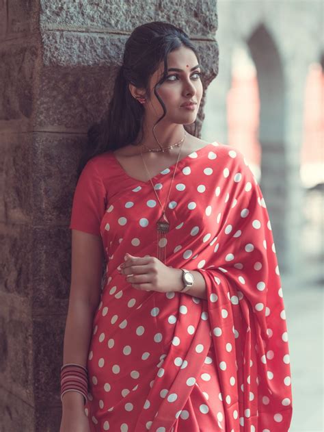 Divi Vadthya Latest Hot Photoshoot In Saree TeluguBulletin