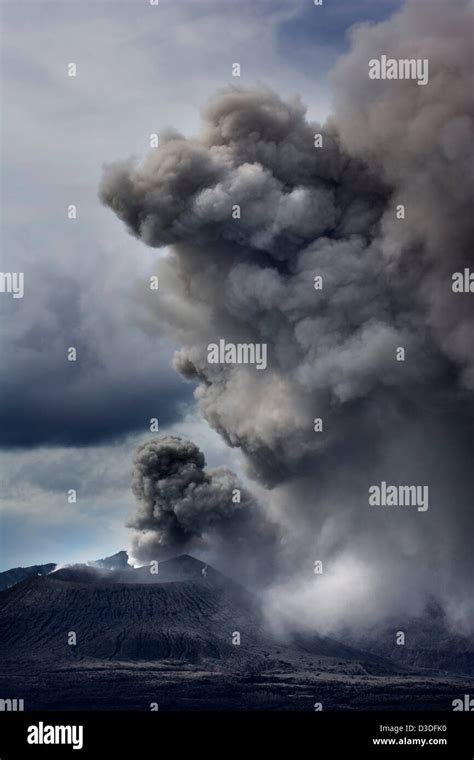 Volcanic eruption Papua New Guinea Stock Photo - Alamy