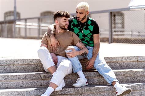 Pareja Gay De Moda En Una Cita Al Aire Libre Pasando Tiempo Juntos Hablando Y Sonriendo Estilo
