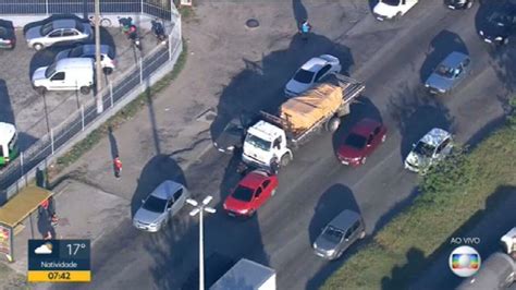 Vídeo Acidente Entre Carro E Caminhão Forma Longo Congestionamento Na