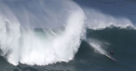 Red tide causes surf to glow in amazing neon blue color in California