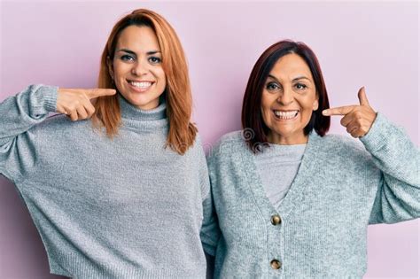 Madre E Hija Latina Con Ropa Casual Sonriendo Alegre Mostrando Y Señalando Con Los Dedos Dientes