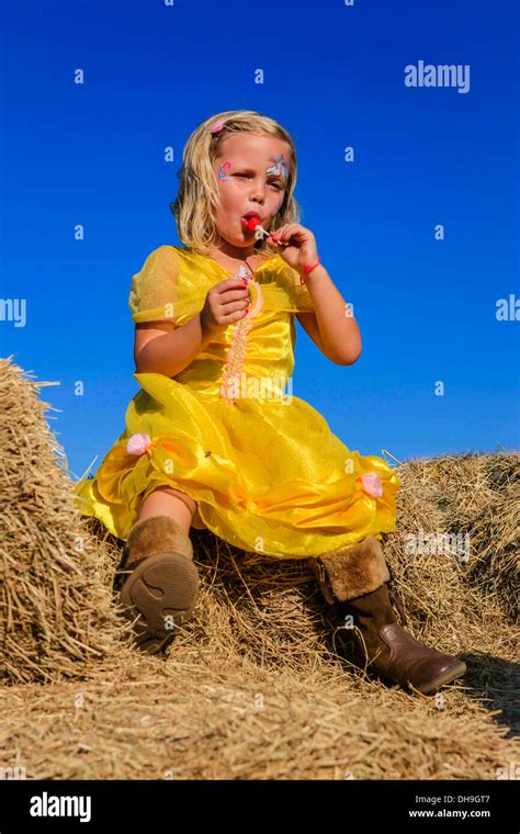 Jeune fille aux cheveux blonde Banque de photographies et dimages à haute résolution Alamy