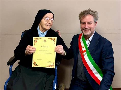 Suor Roselda Compie Anni Il Sindaco Di Lucca La Omaggia Gonews It