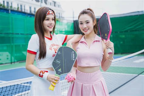 Lên sân Pickleball gặp hot girl mặc đẹp sống ảo Làm màu vài buổi đã giảm vèo 2kg