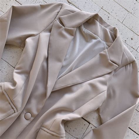 Blazer Alfaiataria Alongado Detalhe Ombreiras Nude Dondoca Moda Feminina