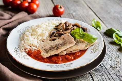 Côtelettes Frites De Porc Avec Du Riz La Tomate Et Les Champignons