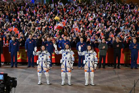 Titulares De Xinhua Astronautas De Shenzhou 19 Comienzan Viaje Hacia