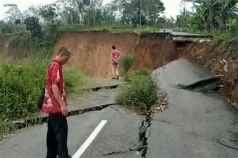 SINDO Hi Lite Jalan Penghubung 2 Kecamatan Di Semarang Hancur Akibat