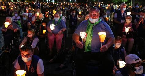 Lourdes Plus De Personnes Pour La Procession Mariale Aux Flambeaux