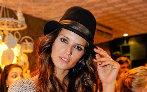 X Izabel Goulart Brunette Brown Eyes Model Women Wallpaper Kb Coolwallpapers Me