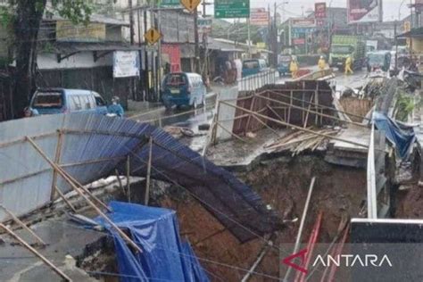 Jembatan Cikereteg Longsor Lagi Jalur Bogor Sukabumi Ditutup Total