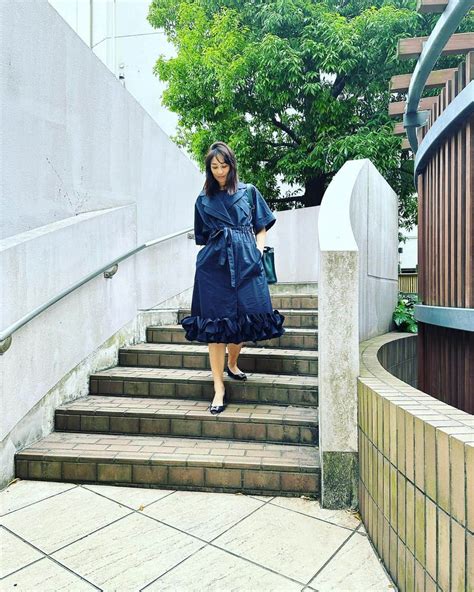 滝川その美さんのインスタグラム写真 滝川その美instagram 「安心と信頼の定番ネイビーに身を委ねて。 コートドレスの裾ボリュームが