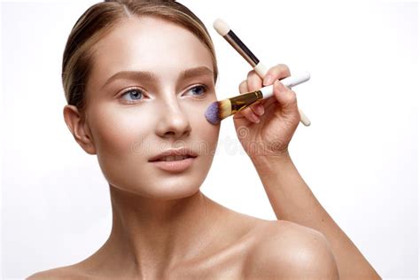 Ragazza Giovane Con Pelle Perfetta E Luminosa E Trucco Nude Una