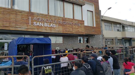 Largas Filas En Agencia De San Blas En Cuenca Oficinas Atienden En