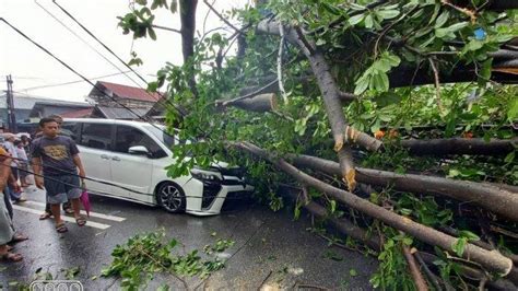 Hujan Lebat Dan Angin Kencang Terjang Kebayoran Lama Satu Orang Luka