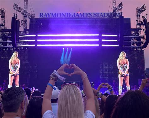 Review: Taylor Swift brings out surprise guest, leaves Tampa