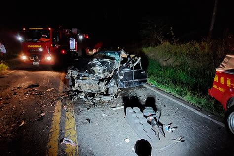 Uma pessoa morre e três ficam feridas em acidente na BR 267