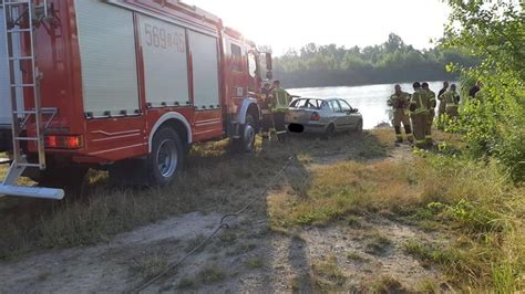 Tragedia we wsi Roszków Samochód wpadł do zbiornika wodnego Nie żyje