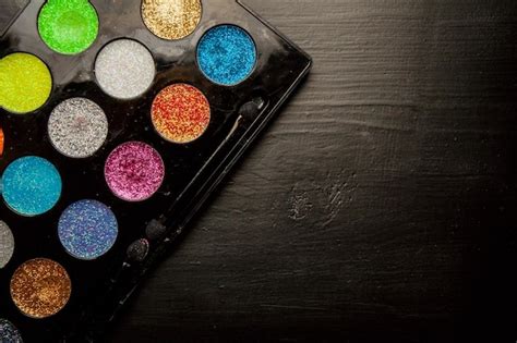 Paleta De Maquillaje Colorido Sobre Fondo Negro Paleta De Sombras De