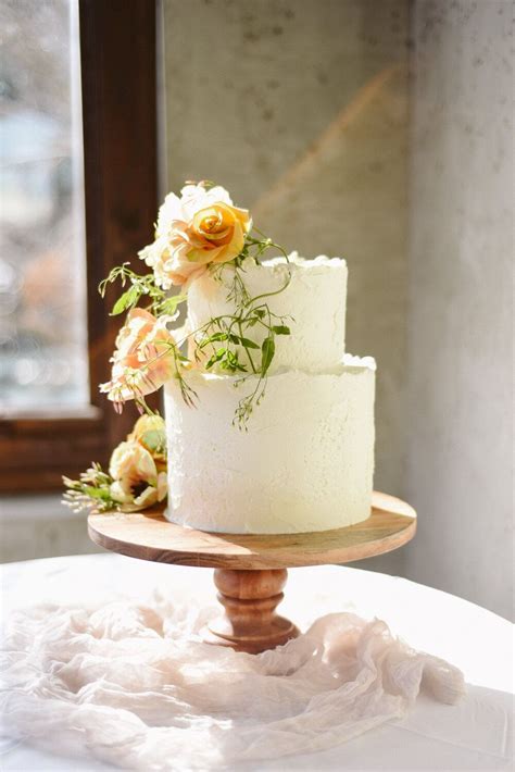 Minimalist White Wedding Cake with Fresh Flowers