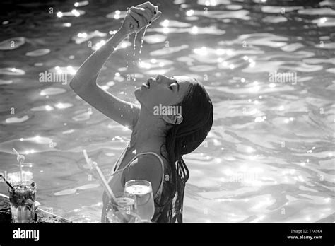Jeune fille en bikini à la plage Banque d images noir et blanc Alamy