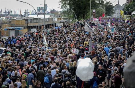 Tausende Tanzen Friedlich Auf Demo