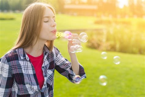 Jolie Fille Faisant Des Bulles De Savon Photo Gratuite