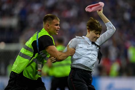 Kroatien Star Dejan Lovren und Sicherheitskräfte zerren Pussy Riot Aktivisten vom Spielfeld