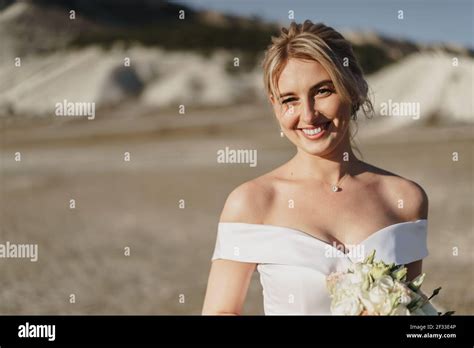 Portrait d une belle mariée blonde dans une robe blanche avec des épaules nues Photo Stock Alamy