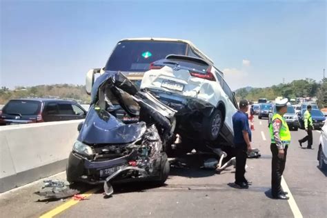 Ini Kronologi Kecelakaan Di Tol Ungaran Mobil Freed Ringsek Parah