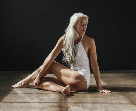 Las fotografías en bikini de una mujer de 61 años que sorprendieron por su distinguido estilo