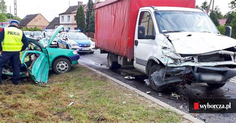 Tragiczny wypadek pod Żaganiem Troje dzieci w szpitalu jedno w