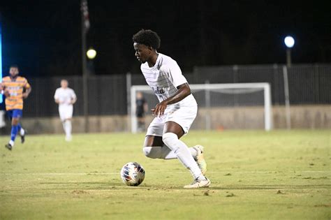 Graduate students join the game at UCLA men’s soccer - Daily Bruin