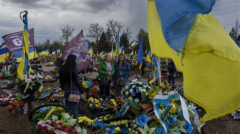 Ukrainians Visit Graves On First Sunday After Orthodox Easter Euronews