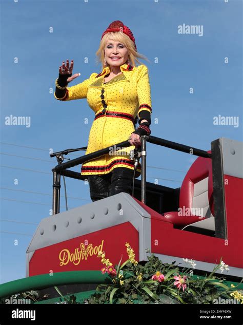 Dolly Parton Attending Dolly Parton S 29th Annual Homecoming Parade On