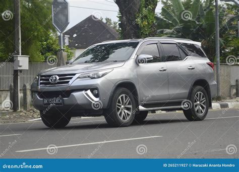 Toyota Fortuner Vrz Suv 2019 Fotografía Editorial Imagen De Coches Toyota 265211927