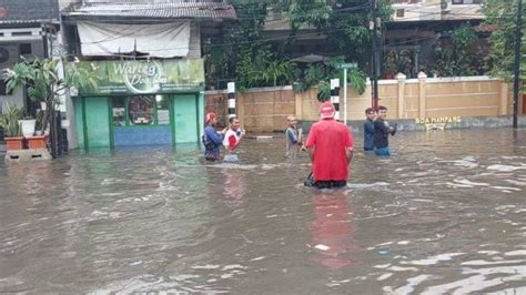 Diguyur Hujan Deras Berjam Jam Dua RT Di Jaksel Kebanjiran Air