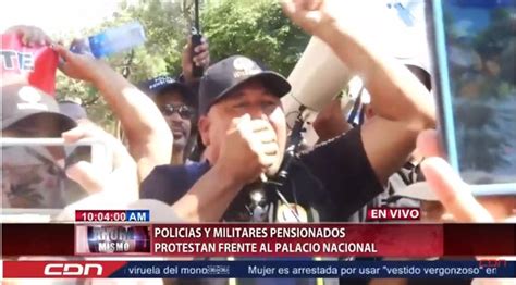 Policías y militares pensionados protestan frente al Palacio Nacional